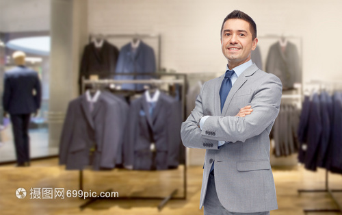 商业,人,男装,销售服装快乐的微笑商人穿西装服装店的背景